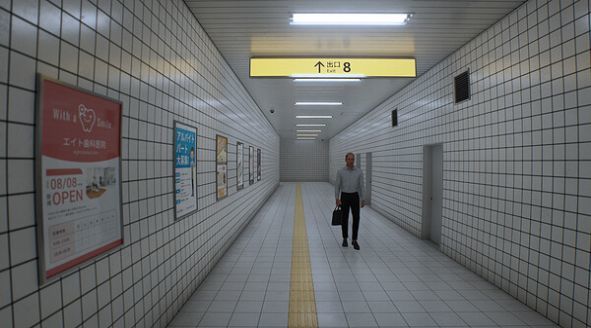逃离8号线游戏
