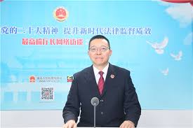 高三教师宿舍离世，家属称其因高强度教学致病，当地教育局介入，是否构成工伤引关注