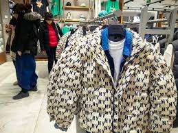 羽绒服价格飙升，千元大关轻松破？背后真相